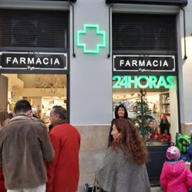 Farmacia Caffarena 24 Horas personas fuera de farmacia
